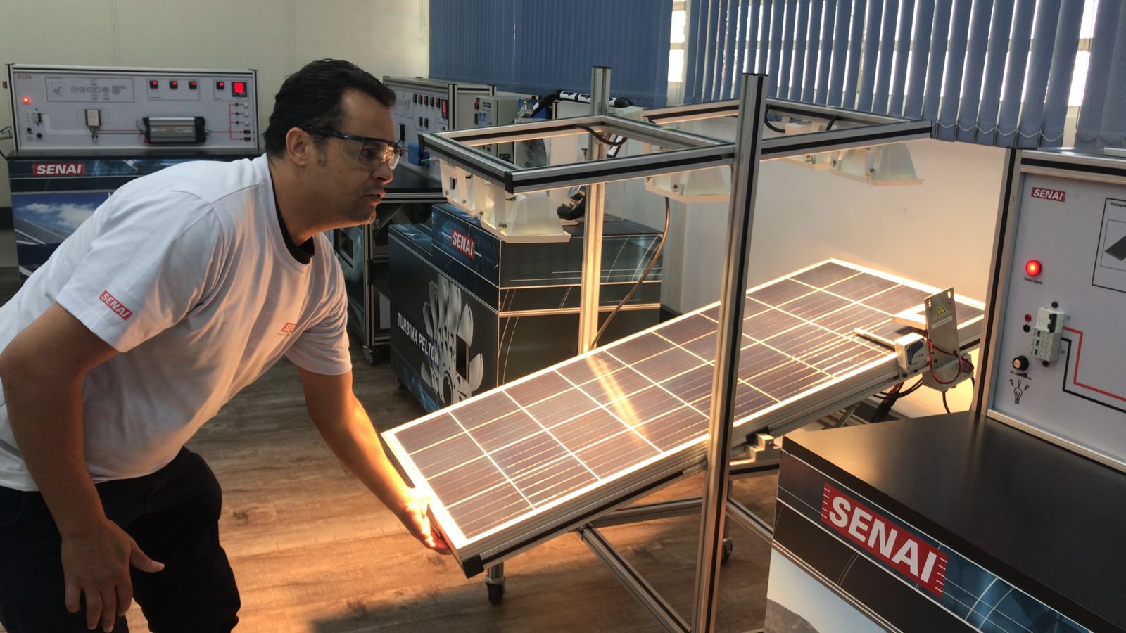 Profissional realizando testes e simulações solares